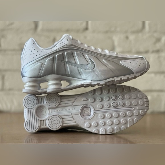 Nike Shox R4 🔥 White Metallic Silver Crimson Red HQ1988-101 Men’s Size 13 Shoes - Picture 8 of 8